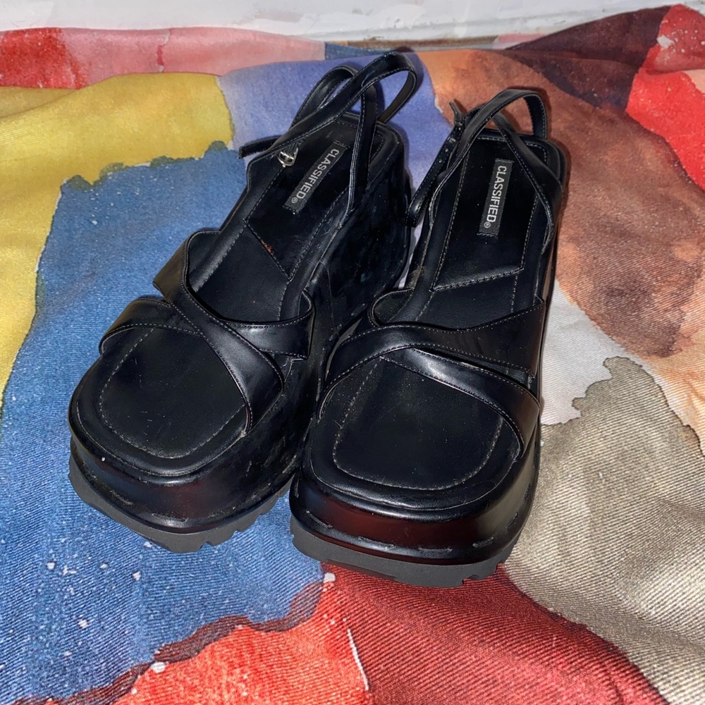 90s black platform sandals !!